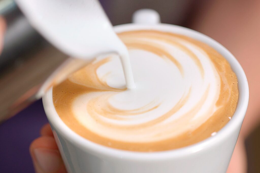 Lezione sul cappuccino perfetto nella classe di caffè su Acadèmia.tv