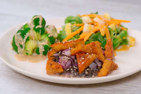 Tempeh caramellato, cipolle e alga arame, insalatina croccante e broccoli su Acadèmia.tv