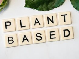 Una serie di piccole caselle bianche in fila, ciascuna con una lettera nera sopra, formano l'espressione "plant based", in riferimento alla dieta vegana celebrata dal Veganuary