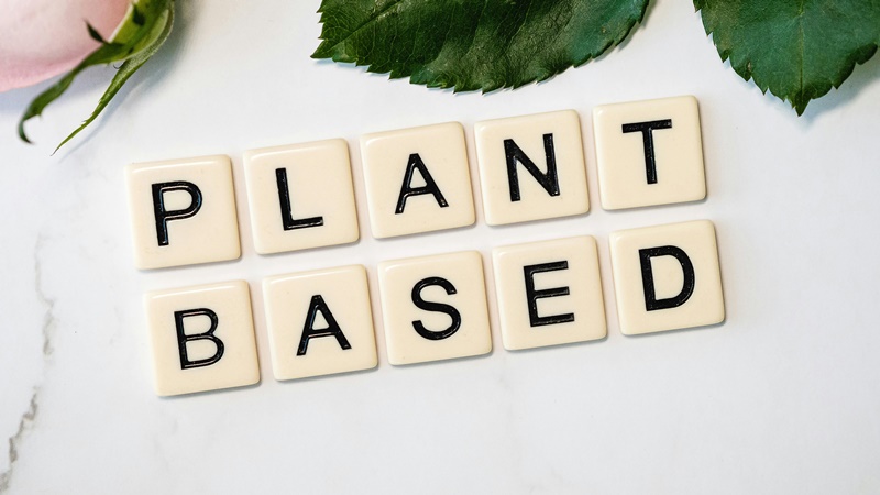 Una serie di piccole caselle bianche in fila, ciascuna con una lettera nera sopra, formano l'espressione "plant based", in riferimento alla dieta vegana celebrata dal Veganuary