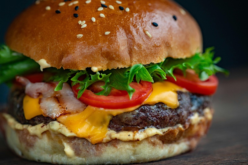 Uno dei panini americani più famosi, il cheeseburger americano ripieno di carne, formaggio, pomodori e insalata