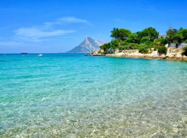 Uno scorcio della spiaggia di Alghero con un mare azzurro