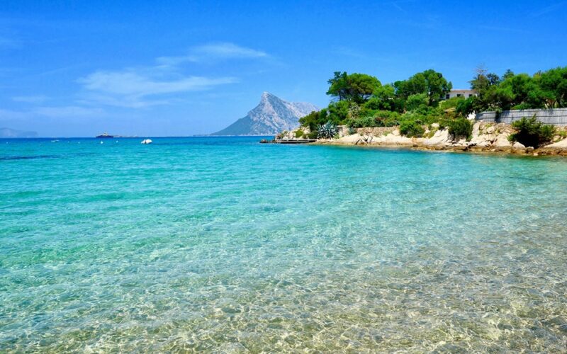 Uno scorcio della spiaggia di Alghero con un mare azzurro