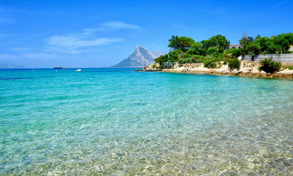 Uno scorcio della spiaggia di Alghero con un mare azzurro