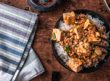 una bowl di riso e tofu marinato e affumicato condita con del coriandolo