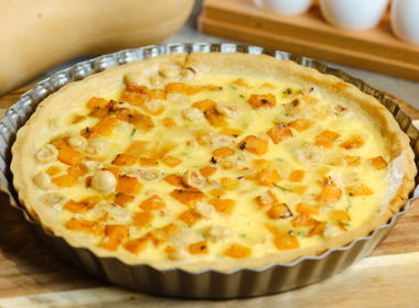 una quiche lorraine pronta per essere infornata, in una teglia
