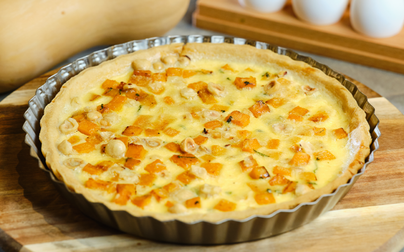 una quiche lorraine pronta per essere infornata, in una teglia