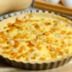 una quiche lorraine pronta per essere infornata, in una teglia