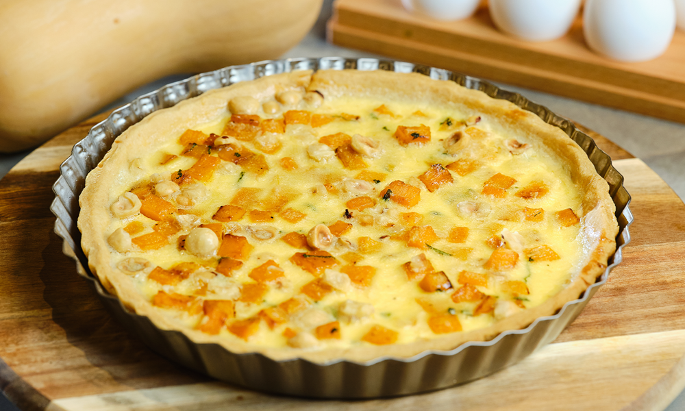 una quiche lorraine pronta per essere infornata, in una teglia