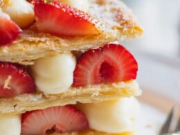 una millefoglie farcita con crema pasticcera, fragole e zucchero a velo