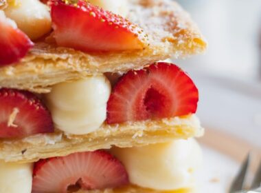 una millefoglie farcita con crema pasticcera, fragole e zucchero a velo