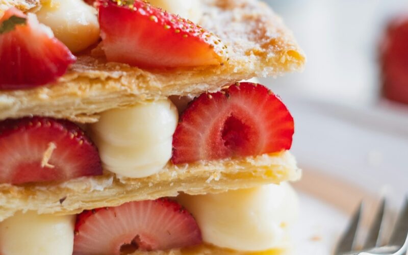 una millefoglie farcita con crema pasticcera, fragole e zucchero a velo