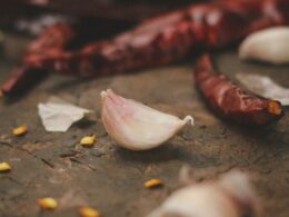 spicchio di aglio pelato intero vicino a dei peperoncini