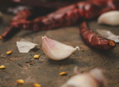 spicchio di aglio pelato intero vicino a dei peperoncini