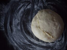 un panetto di massa pronto per essere steso e farcito per preparare una pizza