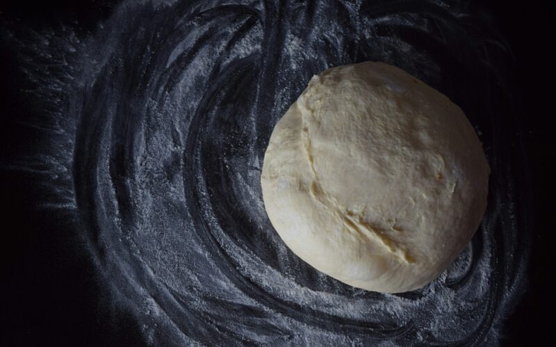 un panetto di massa pronto per essere steso e farcito per preparare una pizza