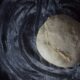 un panetto di massa pronto per essere steso e farcito per preparare una pizza