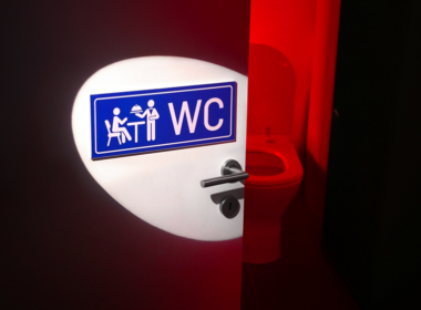 Il Tavolo vicino al bagno podcast Acadèmia.tv
