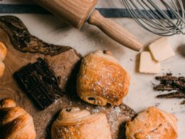 due pain au chocolate poggiati su un tagliere in legno