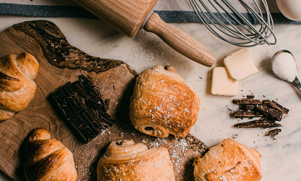 due pain au chocolate poggiati su un tagliere in legno