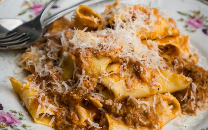 un piatto con della pappa al pomodoro condita con del formaggio grattuggiato