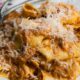 un piatto con della pappa al pomodoro condita con del formaggio grattuggiato