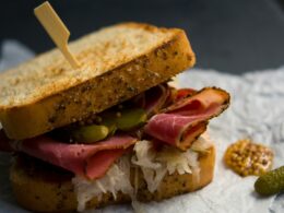 Un toast farcito con un salume cotto, olive, craturi e tostato