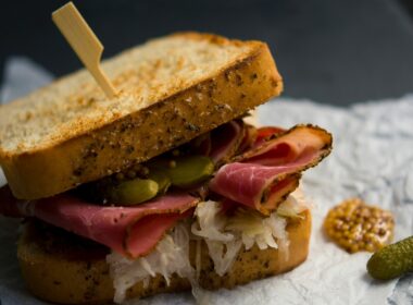 Un toast farcito con un salume cotto, olive, craturi e tostato