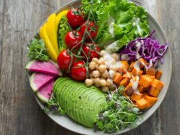 un piatto sano con tutti gli alimenti e i componenti necesari: verudre, pomodri, avocado, legumi, zucca