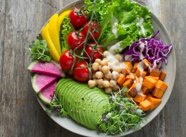 un piatto sano con tutti gli alimenti e i componenti necesari: verudre, pomodri, avocado, legumi, zucca