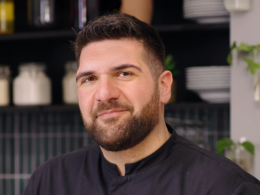 un primo piano di tommaso foglia, uno dei giudici di bake off 2025