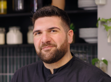 un primo piano di tommaso foglia, uno dei giudici di bake off 2025