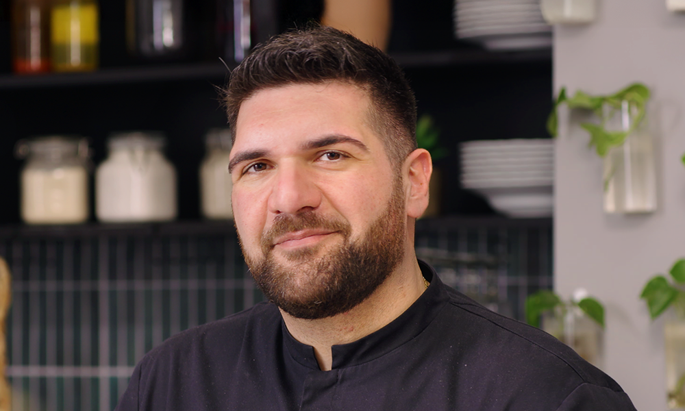 un primo piano di tommaso foglia, uno dei giudici di bake off 2025