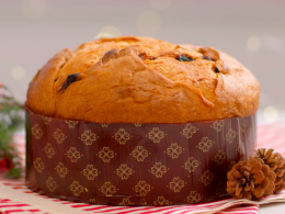 un panettone su una tovaglietta a tema natalizio