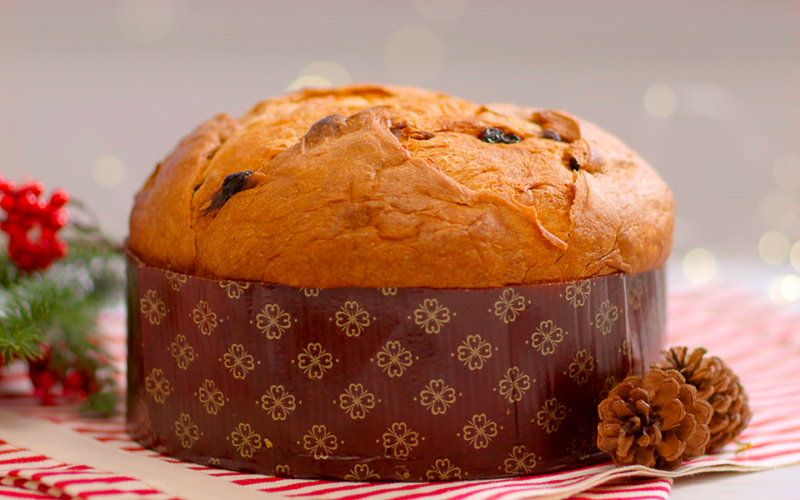 un panettone su una tovaglietta a tema natalizio