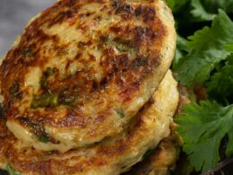 Un close up di due rosti impilati in un piatto affinacati a dell'insalata