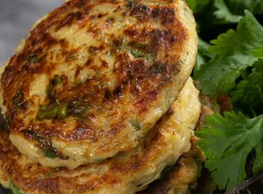 Un close up di due rosti impilati in un piatto affinacati a dell'insalata