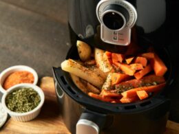 una friggitrice ad aria che ha delle verdure in cottura