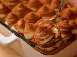 una teglia che si intravede solo in un angolo, contenente del tiramisù