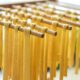 delle aste di legno su cui è poggiata pasta fresca lunga fatta a mano