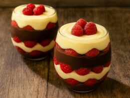 due coppe ripiene di strati di crema pasticcera classica e al cioccolato, pan di spagna e lamponi